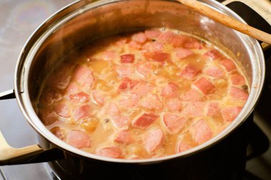 Geleneksel czech gulaş çorbasını sosisli böreklerle hazırlıyorum.