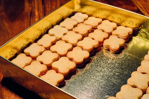 金属製の箱の中でおいしいクリスマスクッキーを閉じる — ストック写真
