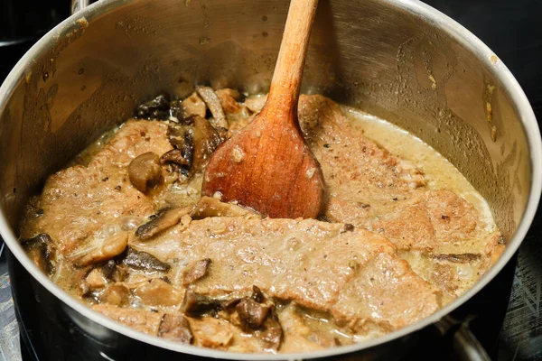 Подготовка Вкусного Грибного Соуса Свининой Кастрюле — стоковое фото