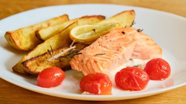 Kiraz domatesli somon balığı, limon ve fırında patates.