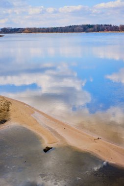 Çek kenti Trebon 'da bahar başlarında bulut yansıması olan Svet göleti