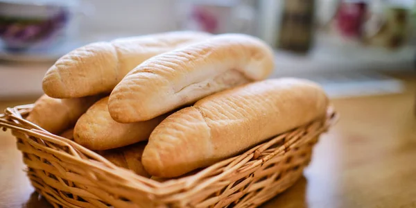 Produk Roti Czech Lezat Rohliky Dalam Kotak Meja Kayu — Stok Foto