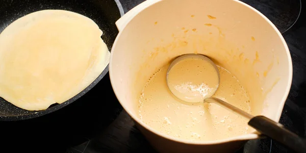 Preparing Homemade Crepes Bowl Dough Crepe Frying Pan — Stock Photo, Image