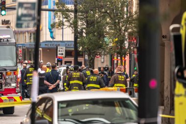 Chicago, IL - 6 Ekim 2021: İtfaiyeci ve polis memurları, Bryn Mawr CTA tren rayları ve istasyonu yakınlarında Çarşamba günü öğleden sonra yapılan inşaat vincinin ipuçları üzerine sokakta konuştular.