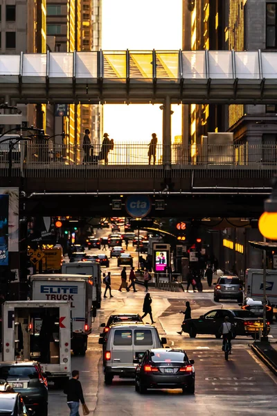 Chicago Setembro 2021 Caminhões Entrega Pedestres Tráfego Veicular Atravessam Uma — Fotografia de Stock