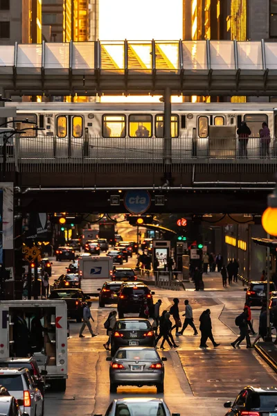 시카고 2021 Cta 열차가 워싱턴 역과와바쉬 통과하며 통근자들 일하는 하루의 — 스톡 사진