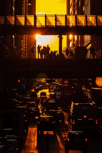 芝加哥 2021年9月23日 摄影师在华盛顿和华拔士的Cta平台上排成一行 捕捉夕阳西下的景象 在建筑物之间投射出橙色的色调 营造出长长的阴影 — 图库照片