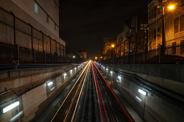 Lange Blootstelling Witte Rode Licht Paden Van Tcl Treinen Vertrekken — Stockfoto