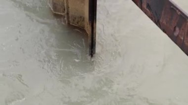 Michigan Gölü 'ndeki paslı bir çelik yığının etrafını yıkayan suyun yavaş yavaş yaklaşması spiral şeklinde bir akım yaratır..