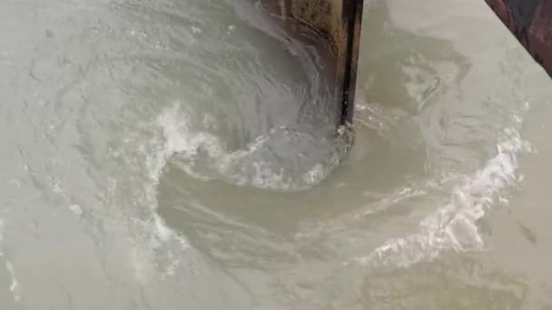 密歇根湖的一个生锈的钢堆周围 水在来回流动缓慢 形成螺旋状的水流 — 图库视频影像