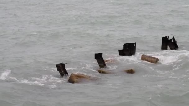 Panorámica Cámara Lenta Las Olas Salpicando Golpeando Rocas Hormigón Pilotes — Vídeos de Stock