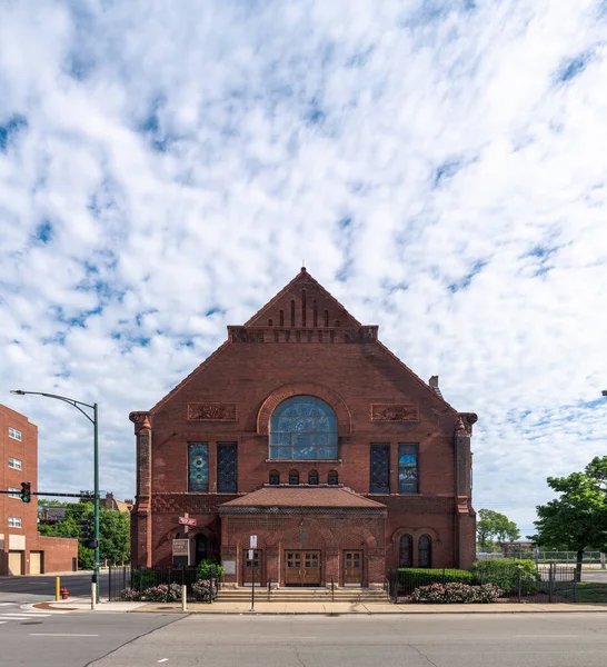 Chicago, IL - 8 Haziran 2022: Birleşik Merkez 'in karşısındaki tarihi kırmızı tuğlalı Büyük Sendika Baptist Kilisesi güneşli bir çarşamba sabahı boş duruyor.