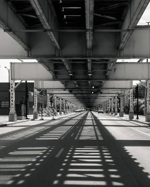 Chicago June 8Th 2022 Sun Casts Harsh Shadows Road Elevated — Stock Photo, Image