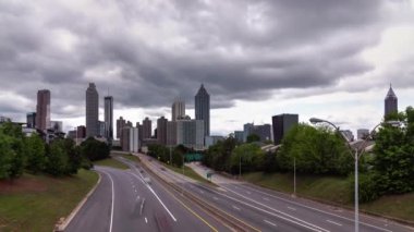 Jackson Caddesi Köprüsü 'nden Atlanta' nın zaman atlamasını azaltmak. Otoyola bakan araç trafiğinde hareket bulanıklığı var. Aşağıdaki yolda ilerliyor ve yukarıdaki yoğun bulut örtüsünde..