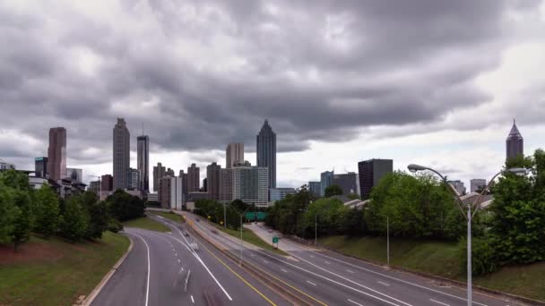 修正了亚特兰大市中心从杰克逊街大桥俯瞰高速公路的城市景观时差 车辆在下面的道路上行驶时 车流模糊 上方的云层浓重 — 图库视频影像