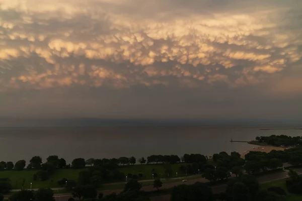 Прекрасний Драматичний Хмарний Фон Рідкісних Хмар Формуються Небі Над Озером — стокове фото