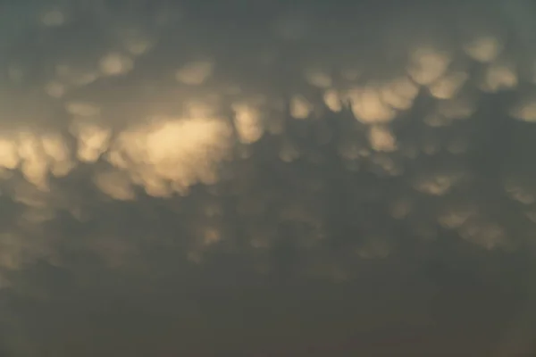 Прекрасне Драматичне Хмарне Небо Замінило Фон Рідкісних Хмар Мамонт Утворюються — стокове фото
