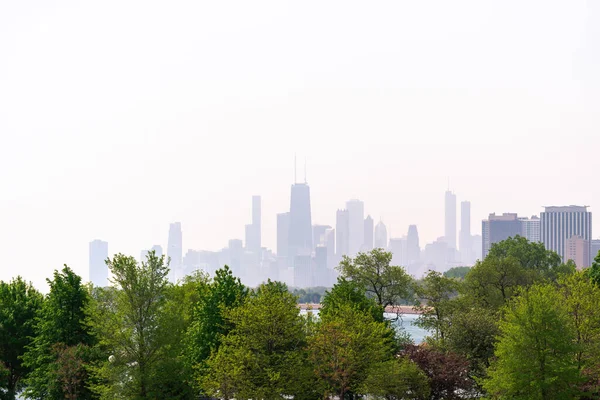 Chicago Gökyüzü Sisli Beyaz Bir Arka Planda Güneşli Bir Günde — Stok fotoğraf