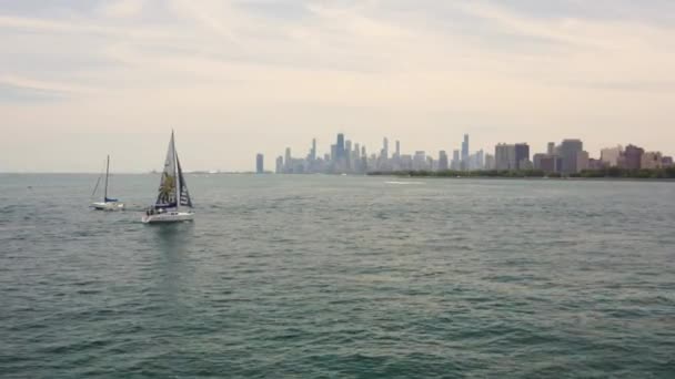 Σικάγο Ιουλίου 2022 Ιστιοφόρα Περνούν Από Γαλάζια Νερά Της Λίμνης — Αρχείο Βίντεο
