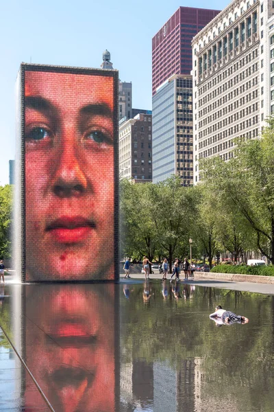 Chicago July 12Th 2022 Kid Lays Belly Side Water Reflecting — Foto de Stock