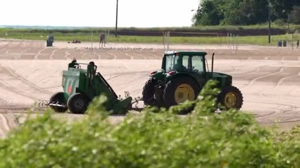 Chicago July 9Th 2022 Green Farm Tractor Pulls Attachment Picks — Video