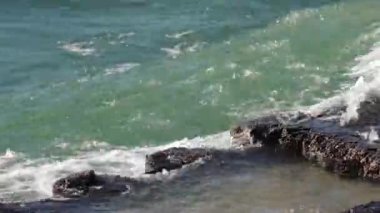 Chicago 'daki Michigan Gölü' nün sabah ışığında kıyıya vuran mavi ya da yeşil renkli dalgaların el kameralı görüntüsü..