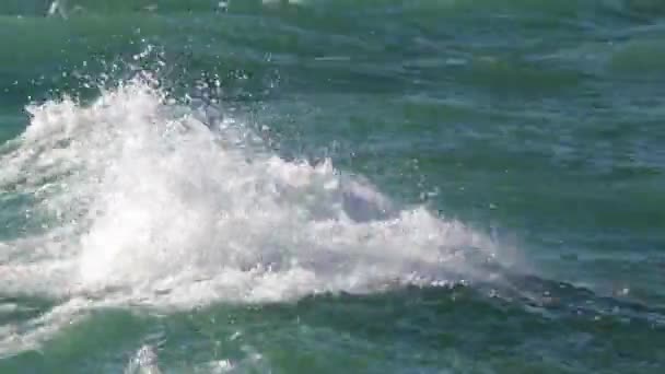 Close Panning Shot Wave Turquoise Colored Waters Lake Michigan Splashing — Vídeo de Stock