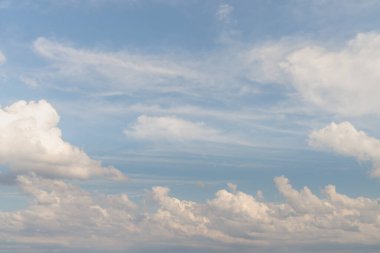 Güzel, dengeli bir arka plan, mavi gökyüzü arka planında kabarık beyaz kümülüs bulutları..