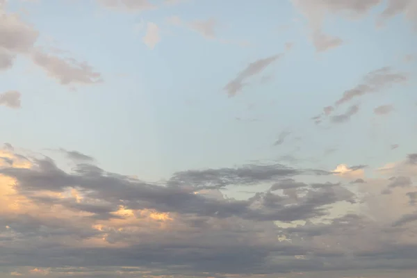 Beautiful Sky Replacement Background Fluffy White Yellow Hued Cumulus Clouds — Fotografia de Stock