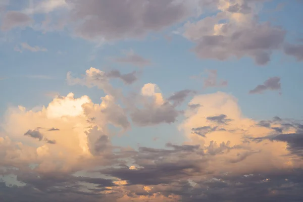 Beautiful Sky Replacement Background Fluffy White Yellow Hued Cumulus Clouds — Stock Photo, Image