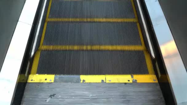 Panning Shot Top Silver Gray Subway Escalator Yellow Outlines Looking — Vídeo de Stock