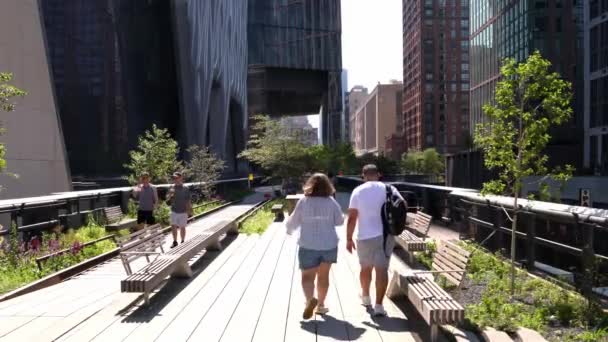 New York June 26Th 2022 People Enjoy Walk Manhattan High — Stockvideo