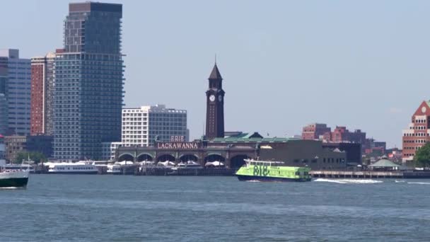Hoboken Ιουνίου 2022 Ένα Ζευγάρι Των Μεγάλων Σκαφών Κρουαζιέρα Παρελθόν — Αρχείο Βίντεο