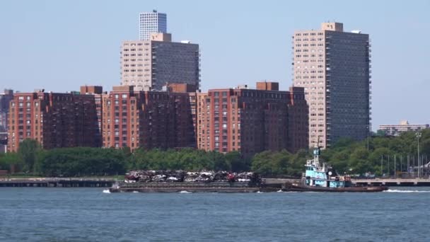 Hoboken June 26Th 2022 Blue Tugboat Barge Transporting Crushed Vehicles — Stockvideo