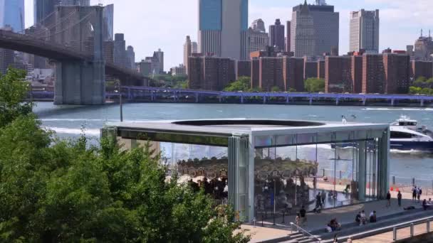New York June 26Th 2022 Pedestrians Tourists Enjoy Waterfront Hot — Stock Video