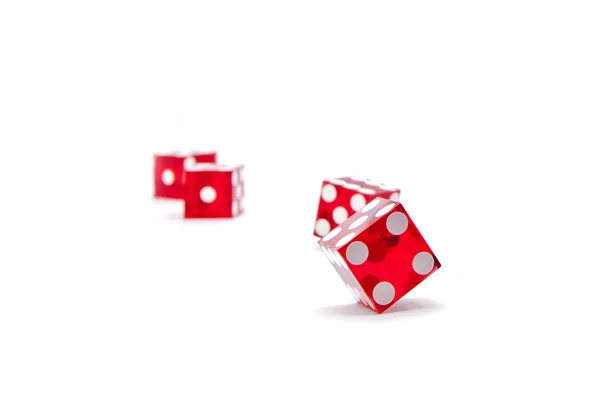 カジノ サイコロ ゲームをプレイ ラスベガス勝つ多数ゲーム幸せに見えるトリッキーなギャンブルのサイコロ ゲーム — ストック写真