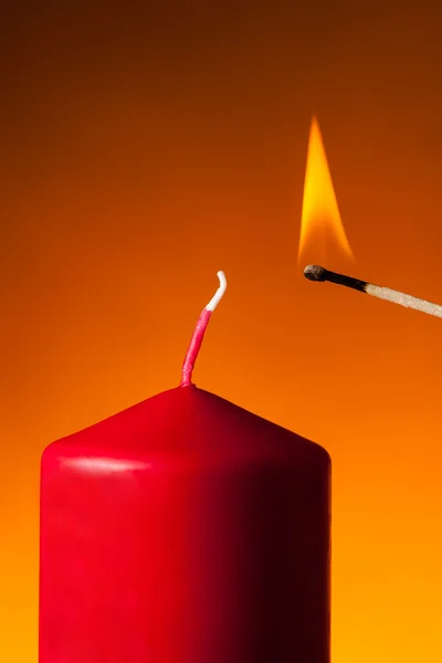 Vela acesa chama igreja à luz de velas castiçal fogo advento matchbox — Fotografia de Stock