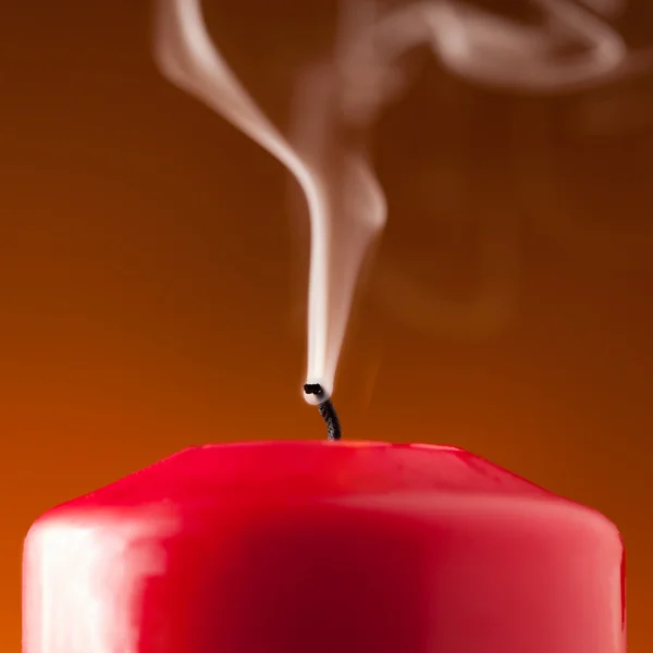 Kaars aangestoken rook vlam kaarslicht kandelaar smeulende brand komst christmas tijd religie — Stockfoto