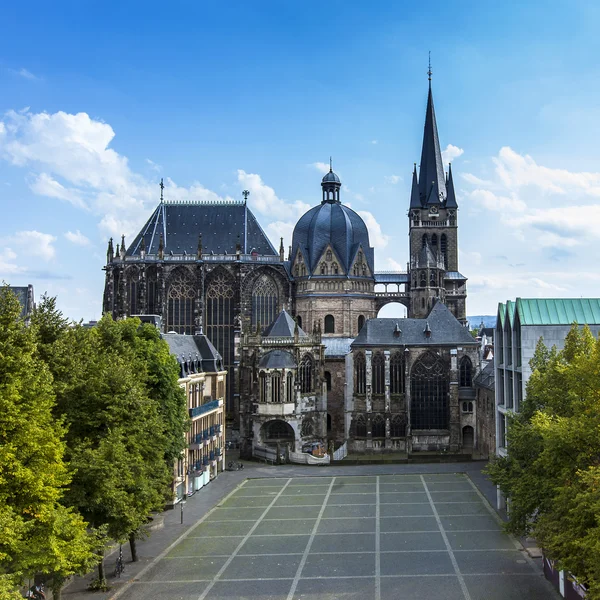 Aachens domkyrka aachen, aix-la-chapelle aken imperial imperial domkyrkan kyrkan gotiska monument pos — Stockfoto