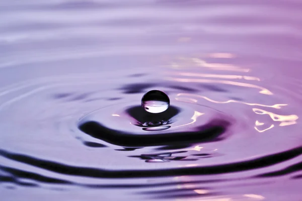 Крапля краплі води крапля дощу бризки спеціальної поверхневої води падаючої рідини — стокове фото