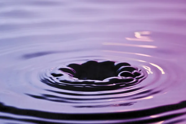 Goteo gota de agua gota de lluvia salpicadura agua superficial especial caída de líquido — Foto de Stock