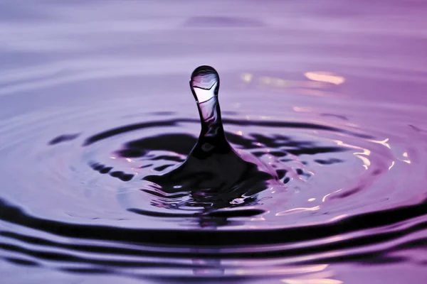 Goteo gota de agua gota de lluvia salpicadura agua superficial especial caída de líquido — Foto de Stock
