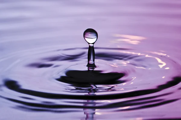 Drip druppel water drop regendruppel plons speciale oppervlak water vallende vloeibare — Stockfoto