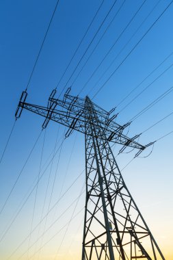 elektrik direği güç hattı elektrik elektrik elektrik maliyeti alacakaranlıkta günbatımı desteklenmektedir.
