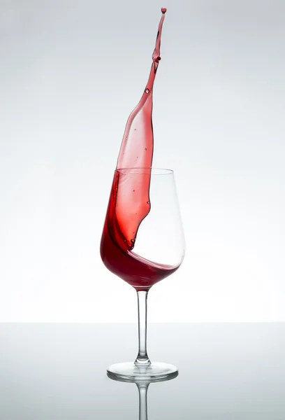 Copo de vinho tinto respingo stilllife garrafa álcool bebida licor merlot vinho comércio — Fotografia de Stock