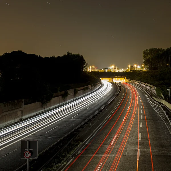 Длительное время экспозиции автострады круизных легких трасс легковых автомобилей полосы скоростного шоссе Экс-ла-Шапель — стоковое фото