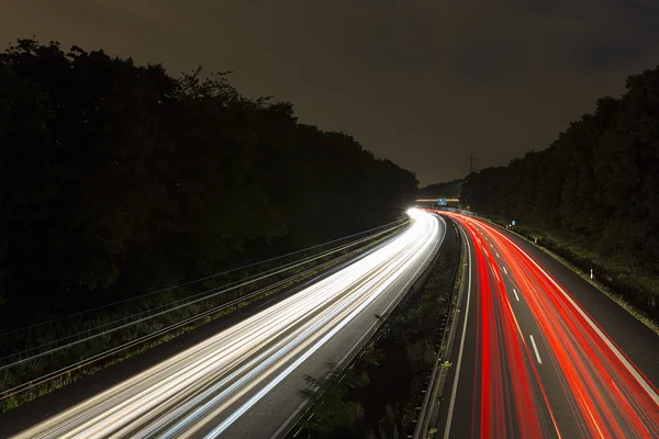Lång tid exponering motorvägen cruising bil lätta spår stråk av ljusets hastighet motorväg molnig himmel — Stockfoto
