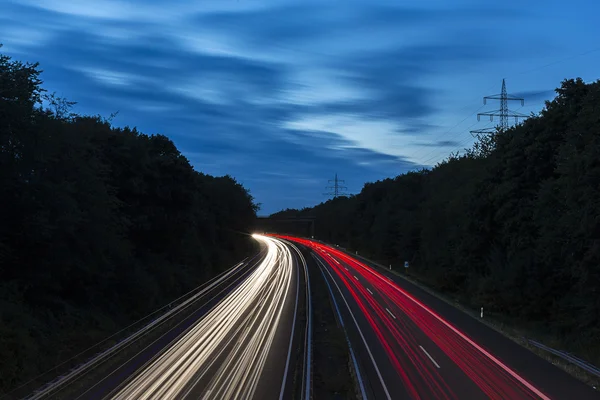 Longue exposition autoroute de croisière voiture sentiers lumineux traînées de lumière vitesse autoroute ciel nuageux — Photo