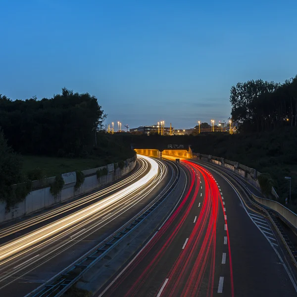 Lång tid exponering motorvägen cruising bil lätta spår stråk av ljusets hastighet motorväg tunnel — Stockfoto