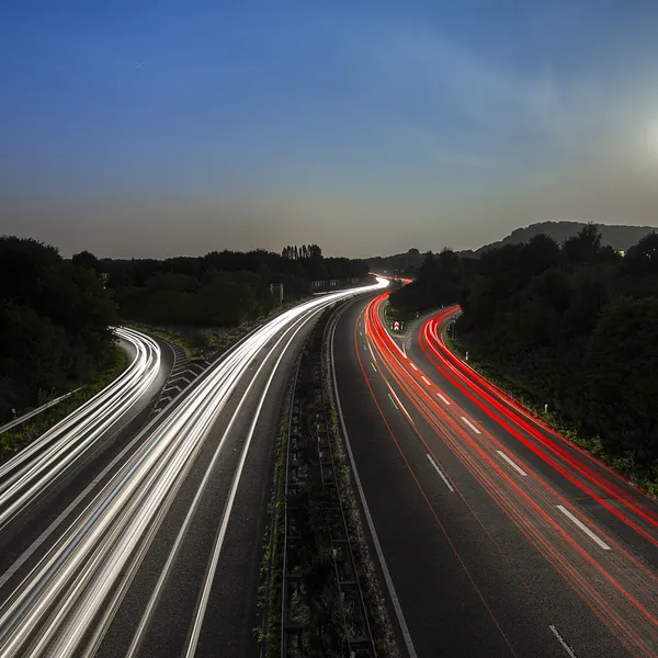 Langzeitbelichtung Autobahn Kreuzfahrt Auto Licht Spuren Streifen Lichtgeschwindigkeit Autobahn bewölkten Himmel — Stockfoto